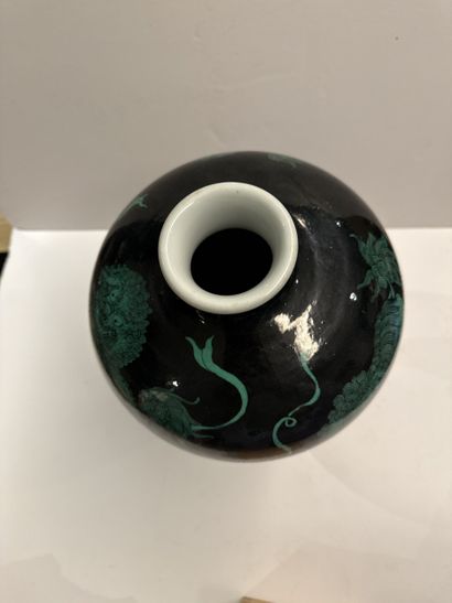 CHINE 
Grand vase en porcelaine de la Famille...