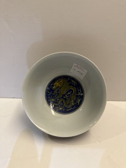 CHINE
Bol sur piédouche, en porcelaine à...