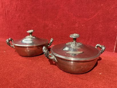 Paire de légumiers couverts en argent uni...