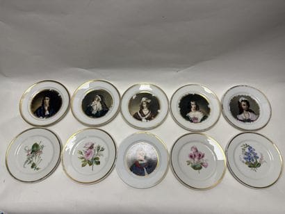 Dix assiettes en porcelaine à décor polychrome
dont...