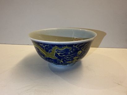 CHINE
Bol sur piédouche, en porcelaine à...