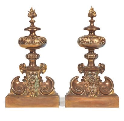 Paire de chenets en bronze orné de têtes...