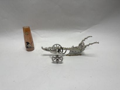 Un soc de charrue en porcelaine blanche à...