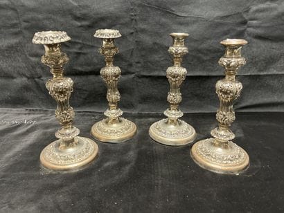 Suite de quatre bougeoirs en métal argenté
à...
