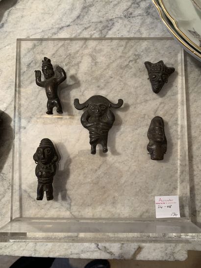AMÉRIQUE DU SUD
Cinq amulettes antropomorphes...