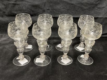 Huit verres à vin en cristal à la manière...