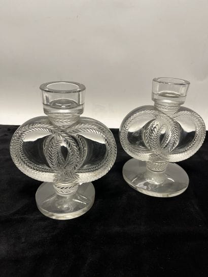 LALIQUE FRANCE
2 bougeoirs épis en cristal,...