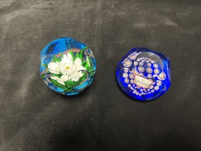 SAINT-LOUIS & BACCARAT
Deux sulfres presse-papiers...