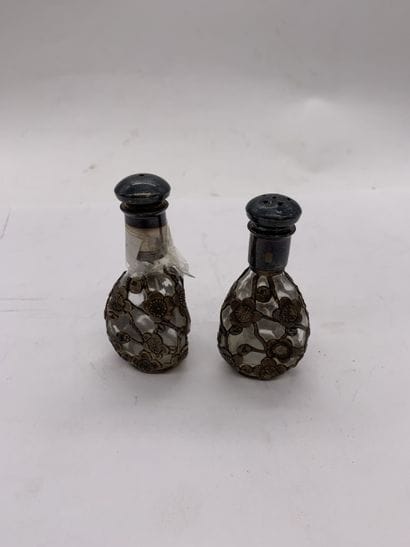 Salière et poivrier en verre monture argent...