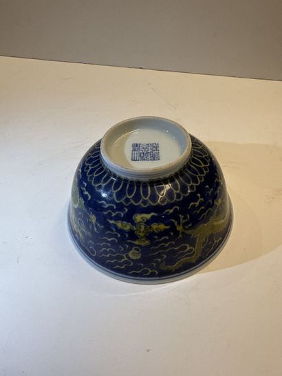 CHINE
Bol sur piédouche, en porcelaine à...
