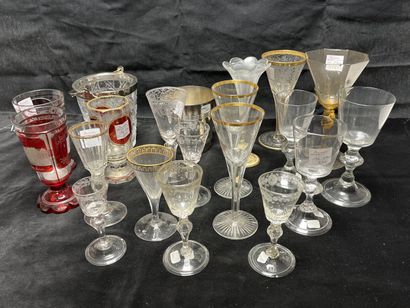 Réunion de verres à vin et porto, en cristal...