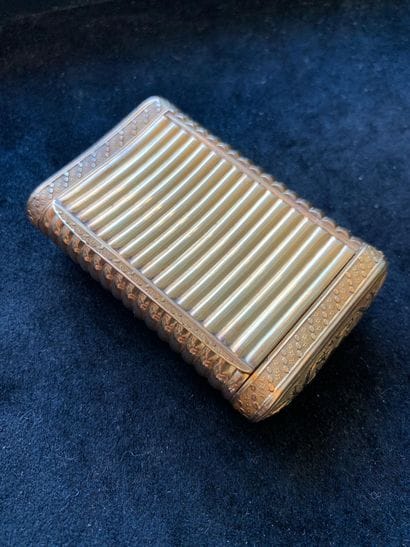 Petite tabatière rectangulaire 
et légèrement...
