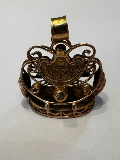 Cachet pendentif 
en or 18K (750), le plat...