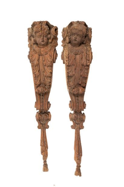 Paire de consoles 
en bois sculpté d'angelots...