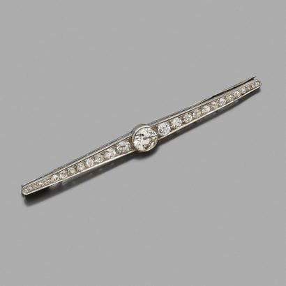 Broche-barrette 
en platine, ornée d'un diamant...