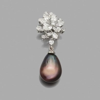Pendentif 
en or gris 18K (750), orné d'une...