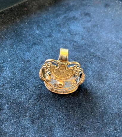Cachet pendentif 
en or 18K (750), le plat...