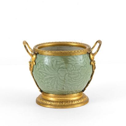 Cache-pot
en porcelaine vert céladon à décor...
