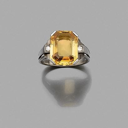 Bague 
en platine, ornée d'un saphir jaune...