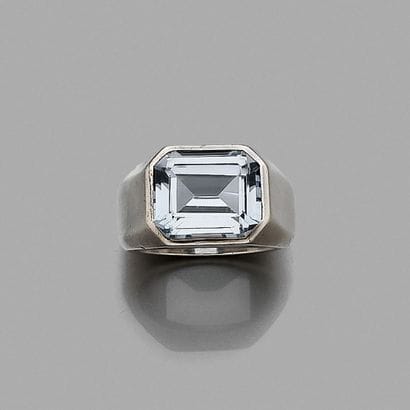 Chevalière 
en argent, ornée d'un spinelle...