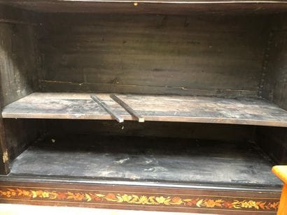 Meuble à deux corps 
ouvrant en partie haute...
