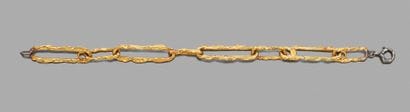 CHAUMET
Demi-parure en or 18K (750) martelé...