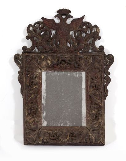 Petit miroir 
à fronton en bois patiné, la...