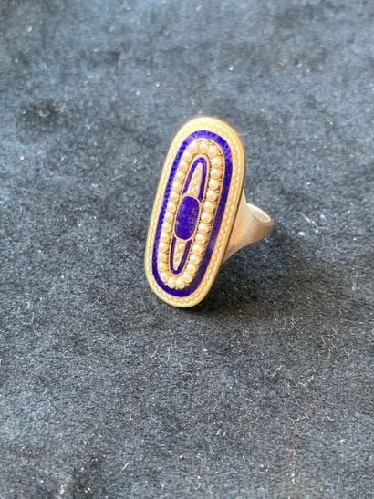 Bague 
en or 14K (750), le chaton ovale centré...