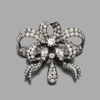 Broche 
en argent et en or 18K (750) formant...