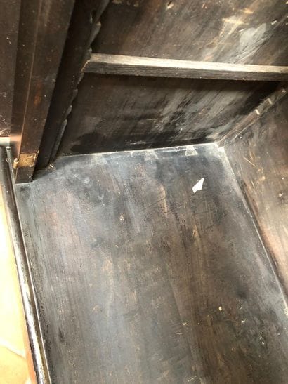 Meuble à deux corps 
ouvrant en partie haute...