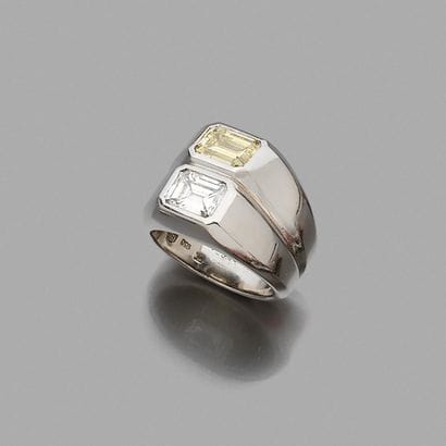 BULGARI
Bague deux corps en platine, sertie...