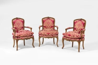 Trois fauteuils cabriolet 
en bois naturel...