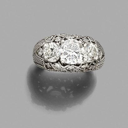 Bague bombée 
en fils cordés en platine,...