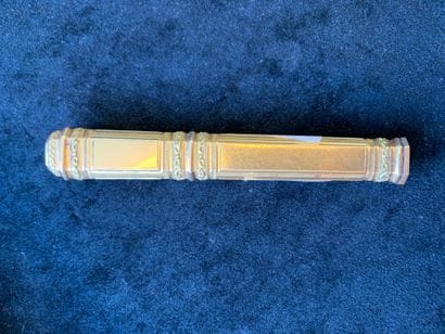 Etui à cire 
en ors de deux tons à décor...