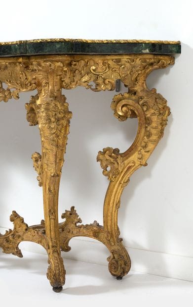 Paire de consoles 
de forme galbée en bois...
