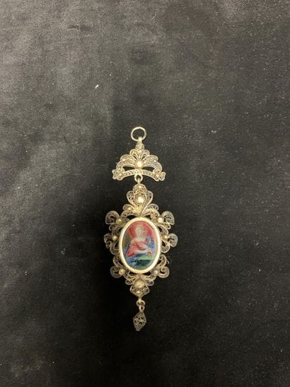 Deux éléments de châtelaine 
en argent et...
