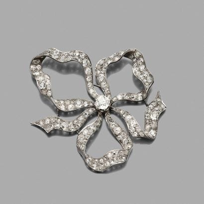 Broche 
en or gris 18K (750) dessinant des...