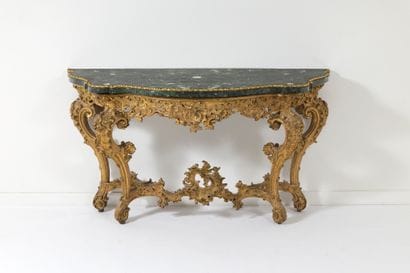 Paire de consoles 
de forme galbée en bois...