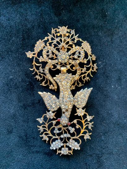 Pendentif Saint-Esprit 
en or 18K (750) serti...