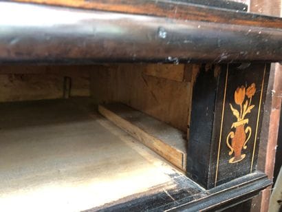 Meuble à deux corps 
ouvrant en partie haute...