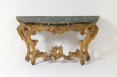 Paire de consoles 
de forme galbée en bois...