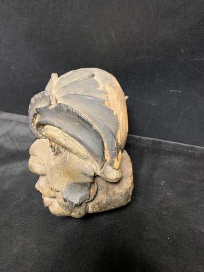 Grotesque feuillu
en bois sculpté et patiné...