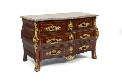 Commode dite tombeau 
en placage de bois...