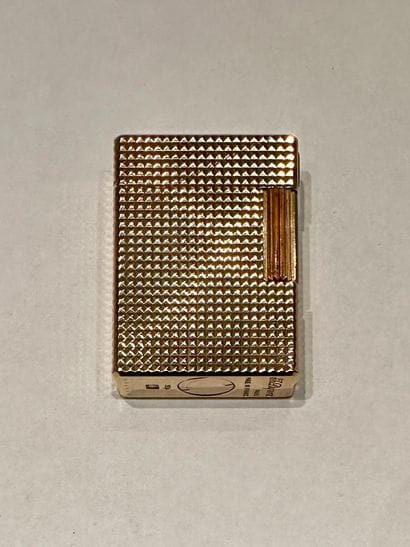 ST DUPONT PARIS 
Briquet en métal doré à...