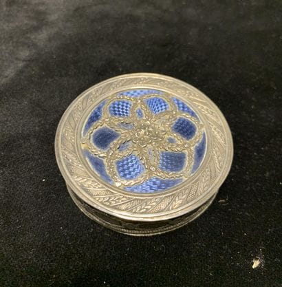 Tabatière
de forme ronde en argent ciselé,...
