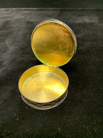 Tabatière
de forme ronde en argent ciselé,...