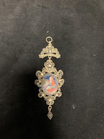 Deux éléments de châtelaine 
en argent et...