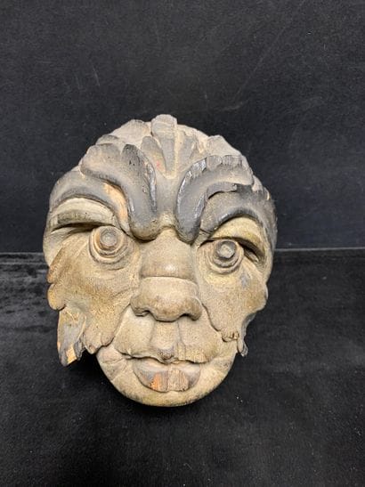 Grotesque feuillu
en bois sculpté et patiné...