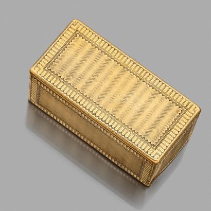 Tabatière rectangulaire 
en or jaune à décor...