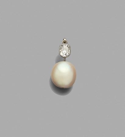 Pendentif 
en or gris 18K (750), orné d'un...
